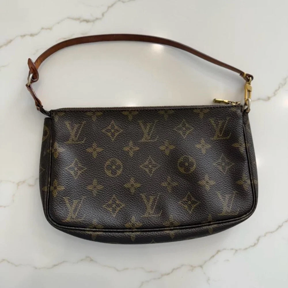 Louis Vuitton pochette Monogram Shoulder Bag gold hardware - Picture 1 of 7